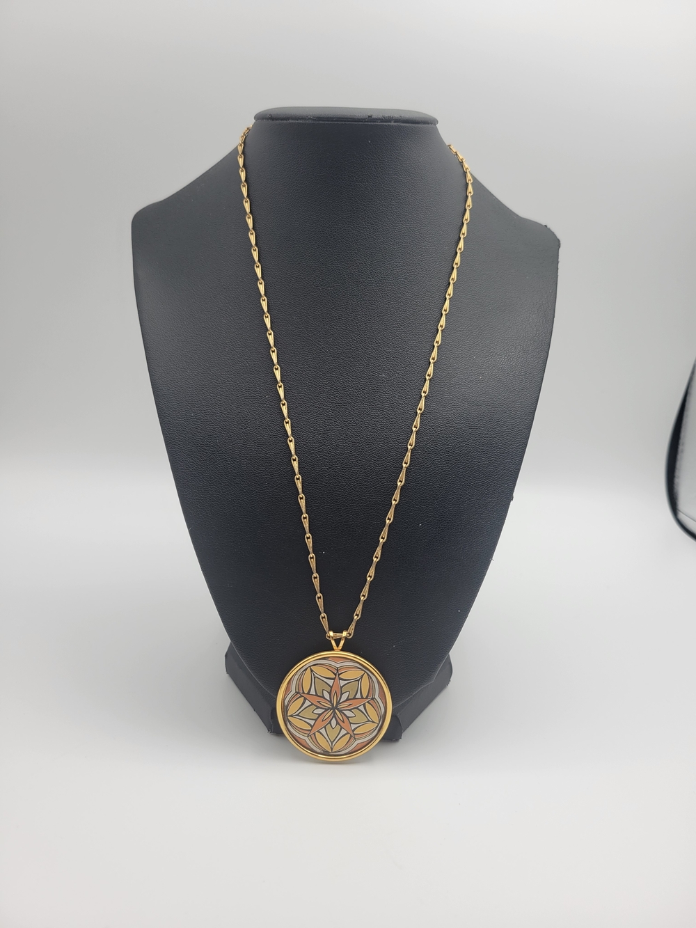Reed & Barton Damascene Circle Gold tone Vintage Necklace